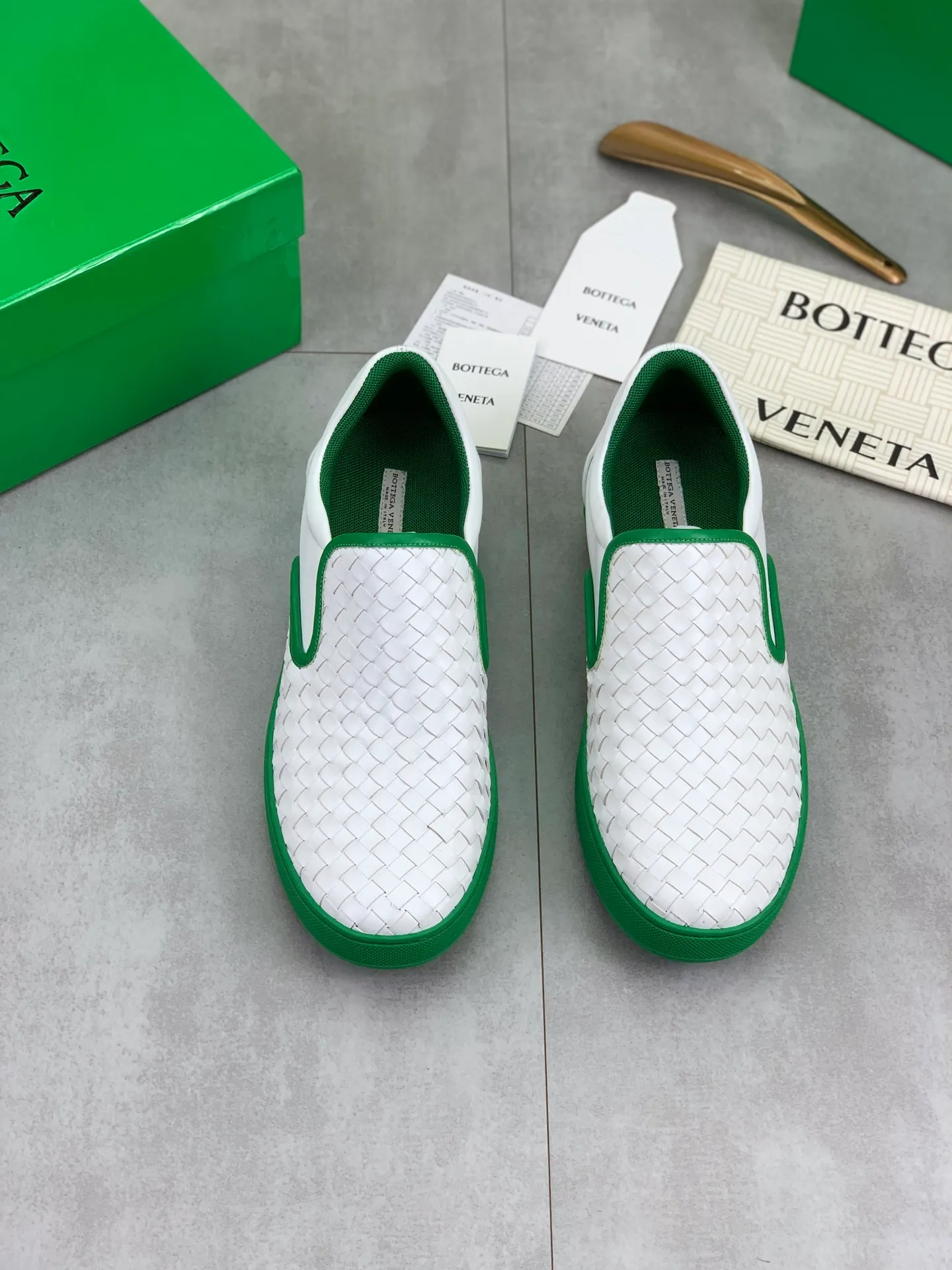 Factory price P720 💰Top quality💎💎💎 BOTTEGA VENETA official website synchronous couple👫The latest top version of the highest version of BV high-top casual shoes in the market, accept material comparison, shoe type comparison, process comparison, practical and textured, versatile, suitable for any occasion, the more you look at it, the more flavorful it becomes. Pure hand-woven craftsmanship - upper material, imported original woven calfskin - high-quality water-dyed cowhide inside - original private model customized outsole -Size: male 39-44 (customized 38 45 46) female 35-39 (customized 34 40 41) Comes with original BV green box, complete packaging.